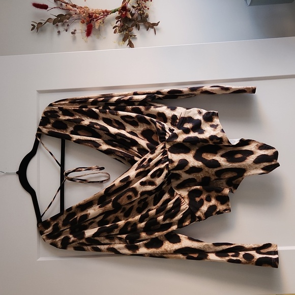 🐆H&M🐆 Leopard print deep V draped bodysuit, size L - Picture 2 of 8